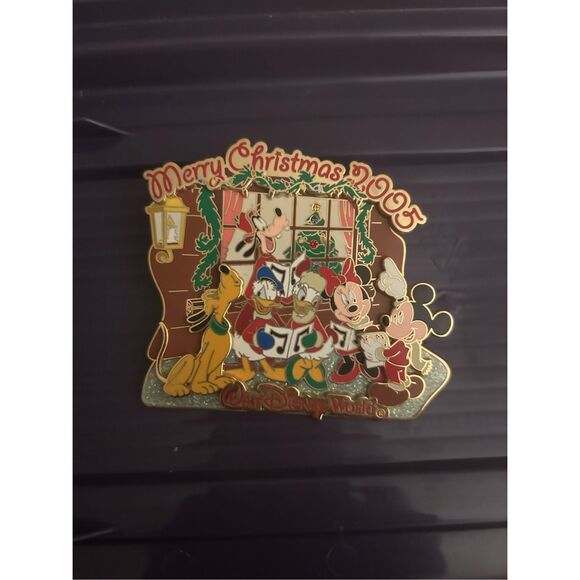 Walt Disney Merry Christmas 2005 Jumbo Mickey & Friends Caroling Pin Limited Edi - Picture 1 of 2
